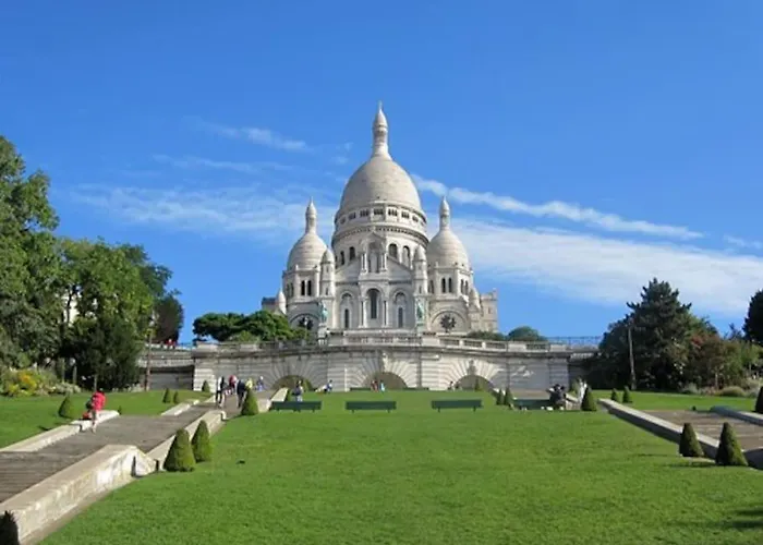 Montmartre Charm Luxurious Getaway