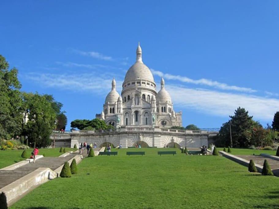 Montmartre Charm Luxurious Getaway
